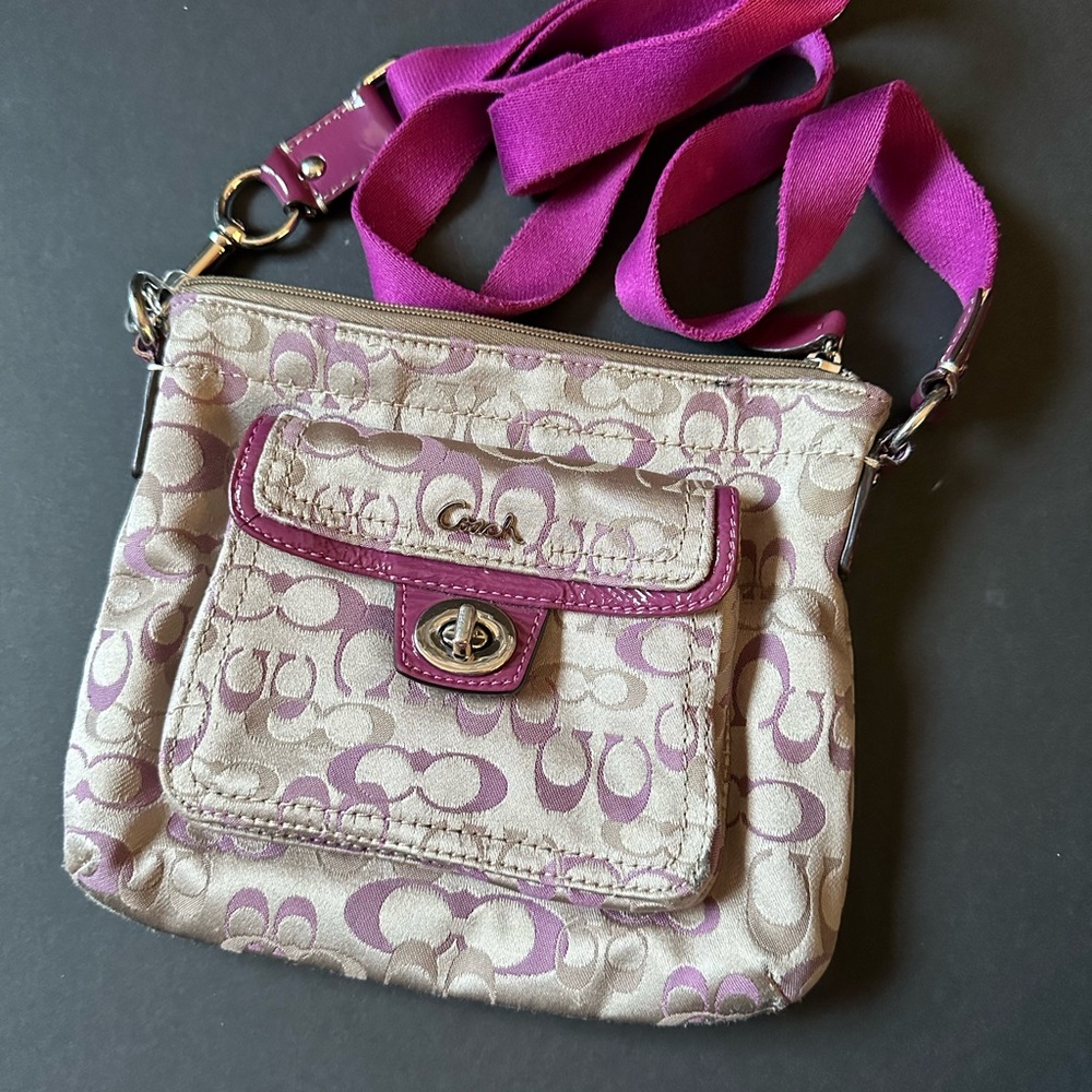 COACH PENELOPE SWINGPACK SIGNATURE C CROSSBODY KHAKI LILAC PURPLE TURNLOCK EUC